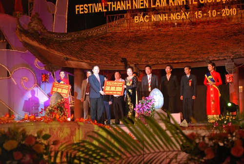 Bà Nguyễn Thị Thu Hương – Phó Tổng giám đốc thường trực KBC ủng hộ đồng bào miền Trung tại chương trình. Bà Nguyễn Thị Thu Hương – Phó Tổng giám đốc thường trực KBC ủng hộ đồng bào miền Trung tại chương trình.