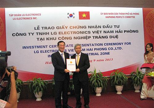 Lễ trao giấy chứng nhận đầu tư cho LGE