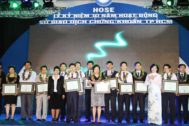 Bà Nguyễn Thị Thu Hương (giữa) chụp hình lưu niệm với BTC và các đơn vị đoạt giải Bà Nguyễn Thị Thu Hương (giữa) chụp hình lưu niệm với BTC và các đơn vị đoạt giải