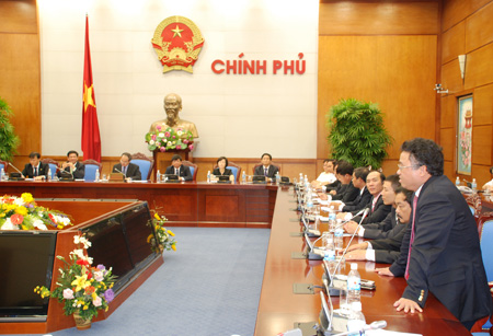 Ông Đặng Thành Tâm - Chủ tịch HĐQT KBC báo cáo và phát biểu tại buổi gặp gỡ Phó Thủ tướng Nguyễn Thiện Nhân Ông Đặng Thành Tâm - Chủ tịch HĐQT KBC báo cáo và phát biểu tại buổi gặp gỡ Phó Thủ tướng Nguyễn Thiện Nhân